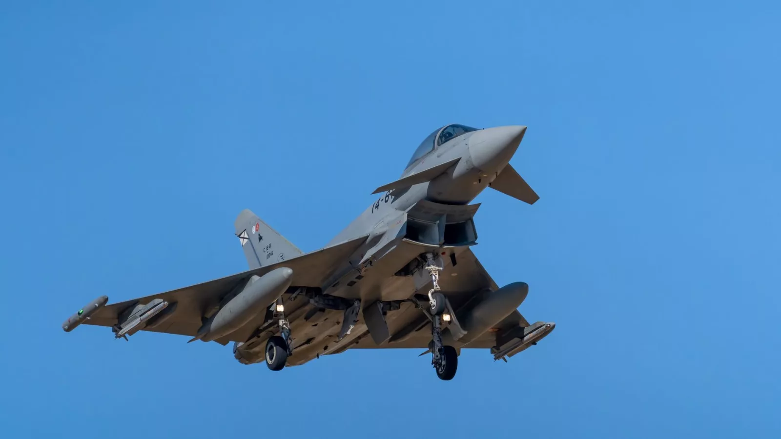 Samolot Eurofighter Typhoon uchwycony w locie na tle czystego, błękitnego nieba w Albacete w Hiszpanii.