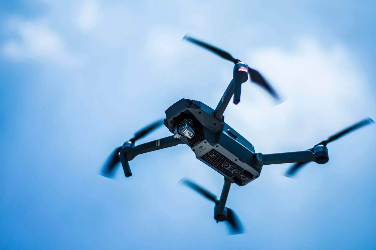 Zdjęcie Gray Quadcopter On The Sky